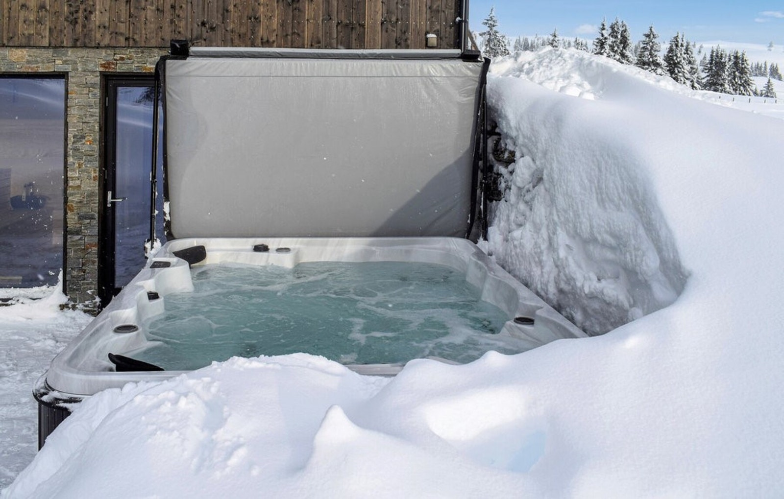 Nydelig å avlslute skituren i en varm og god jacizzi. Galleribilde