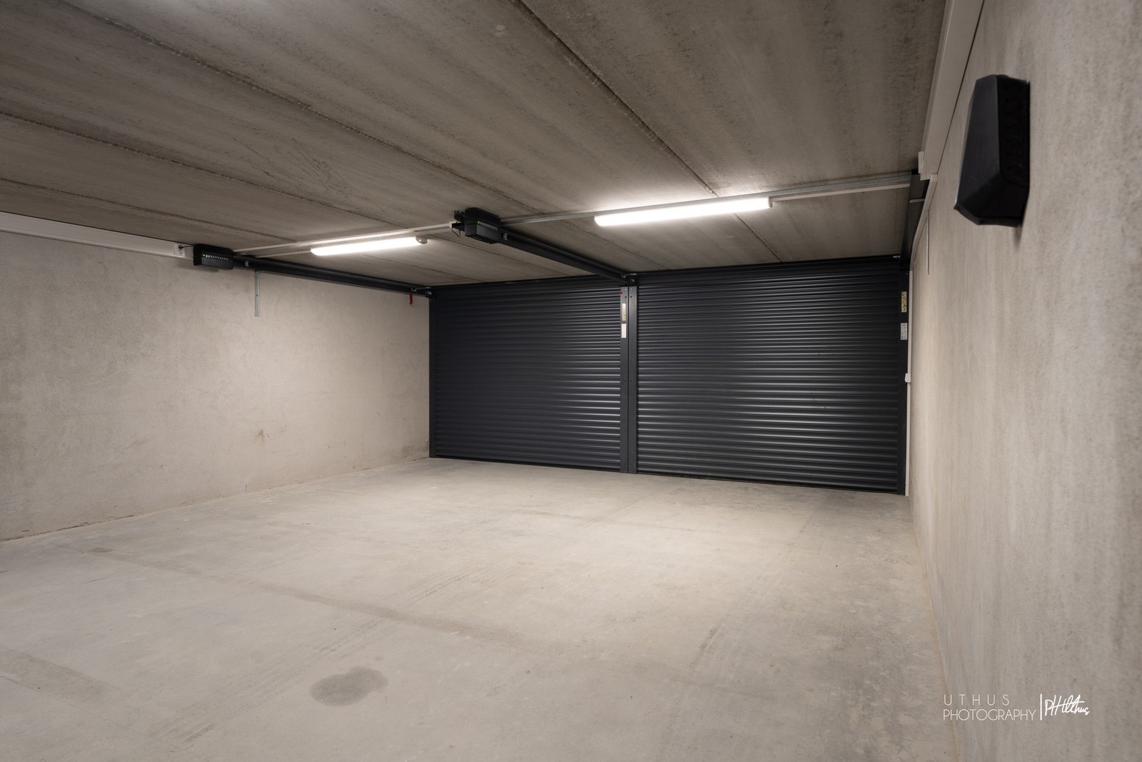 Dobbel garasje med god plass for to bilder. Er montert el-billader. Galleribilde