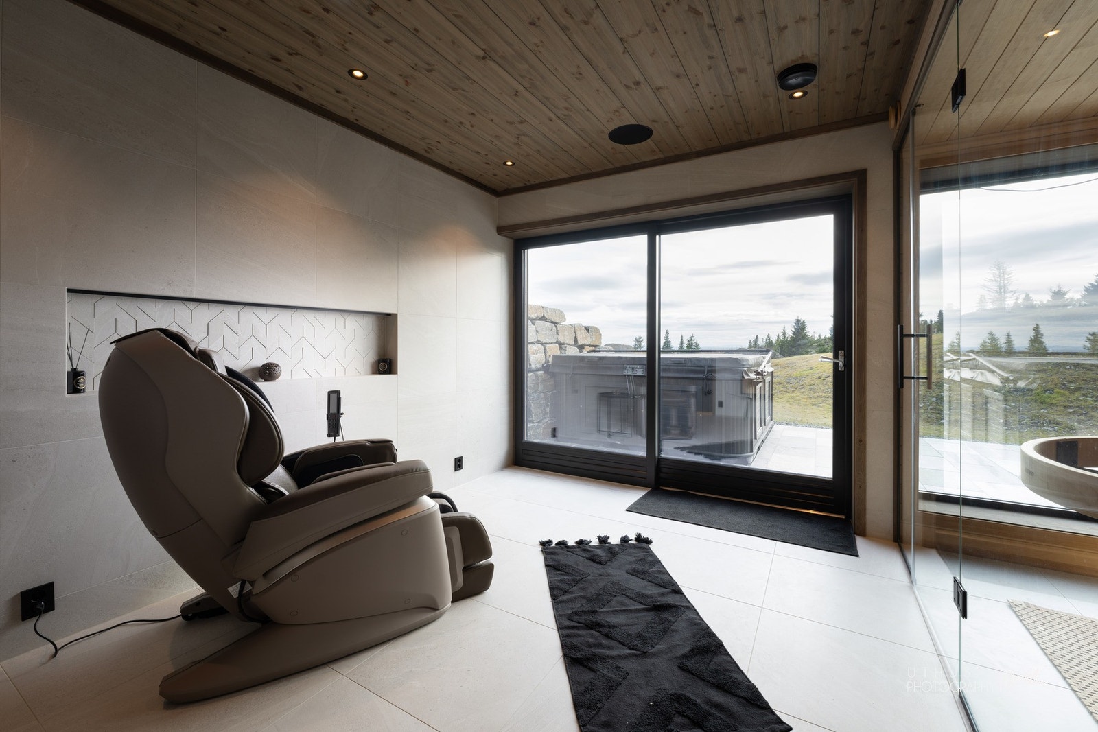 Fra spaavdelingen i kjelleretasjen, med utgang til jacuzzi. Galleribilde