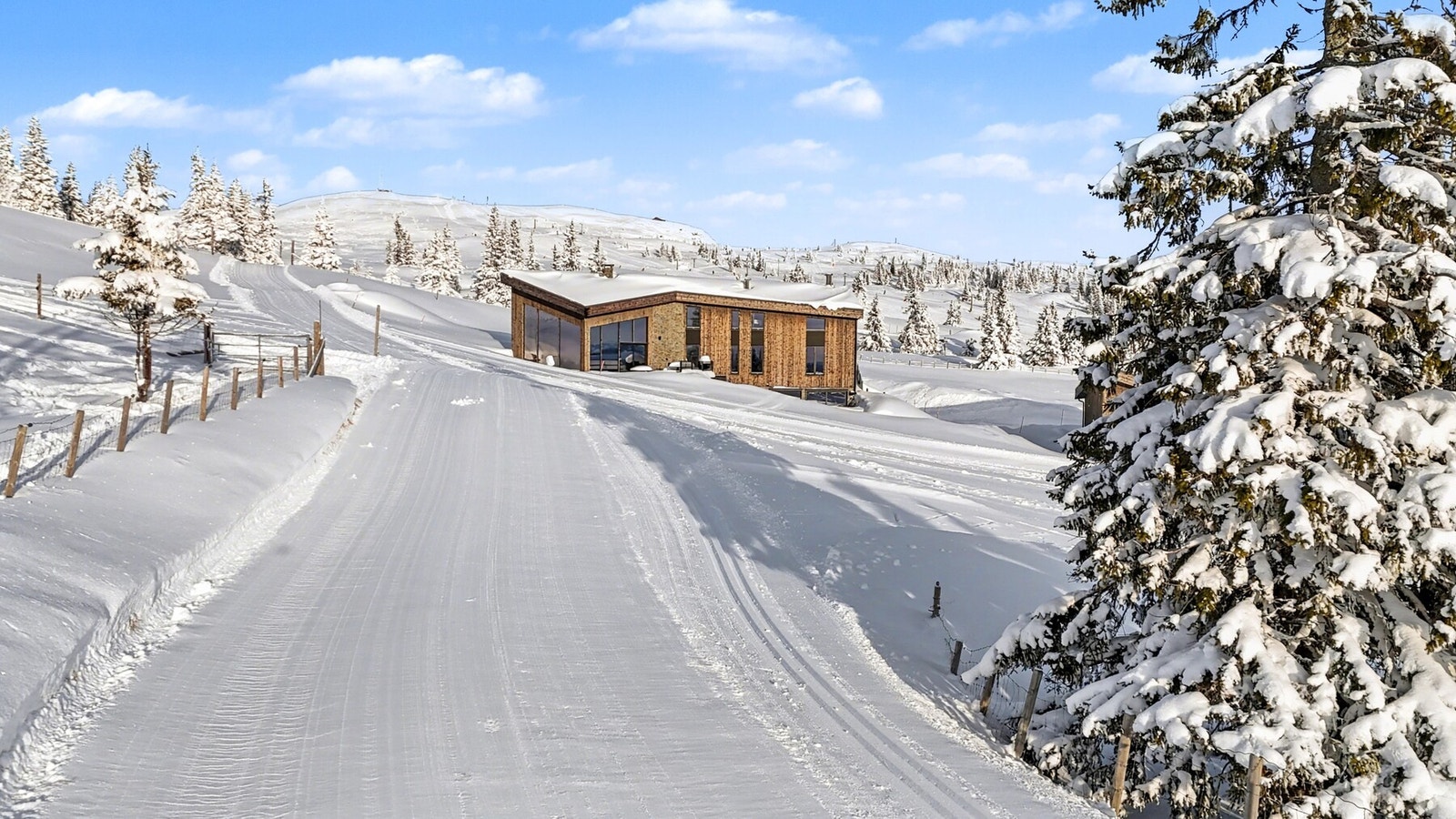 Hytta ligger perfekt til i terrenget. Galleribilde