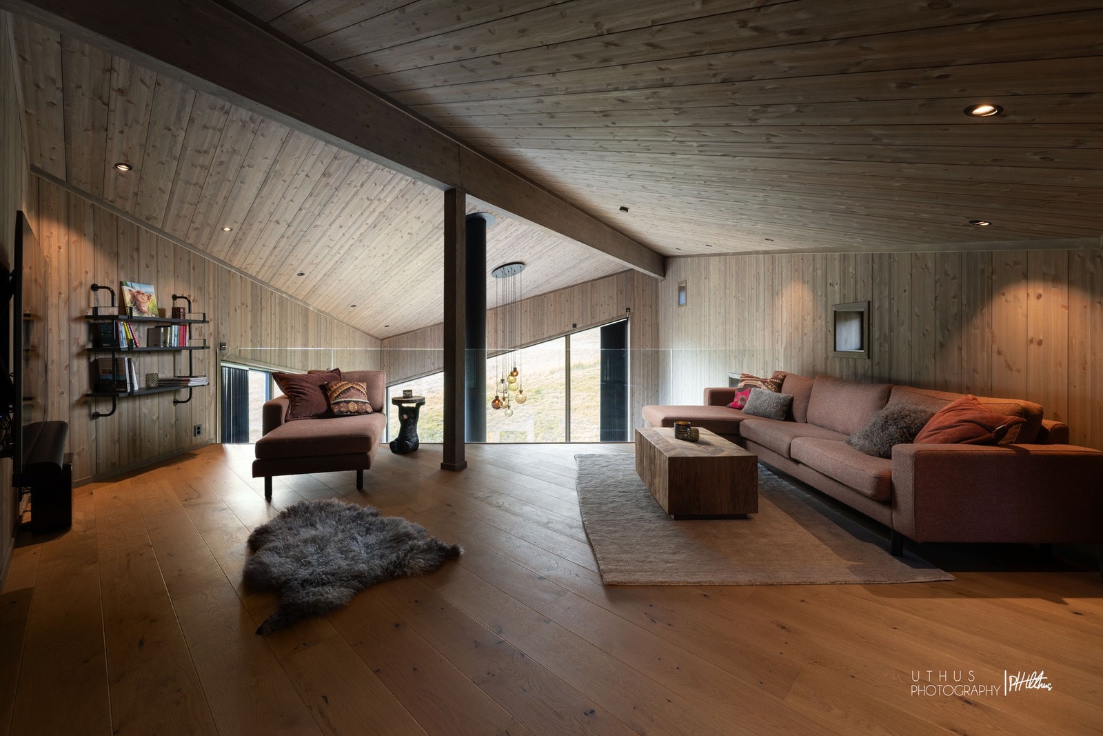 Stor loftstue med glassrekkverk. Galleribilde