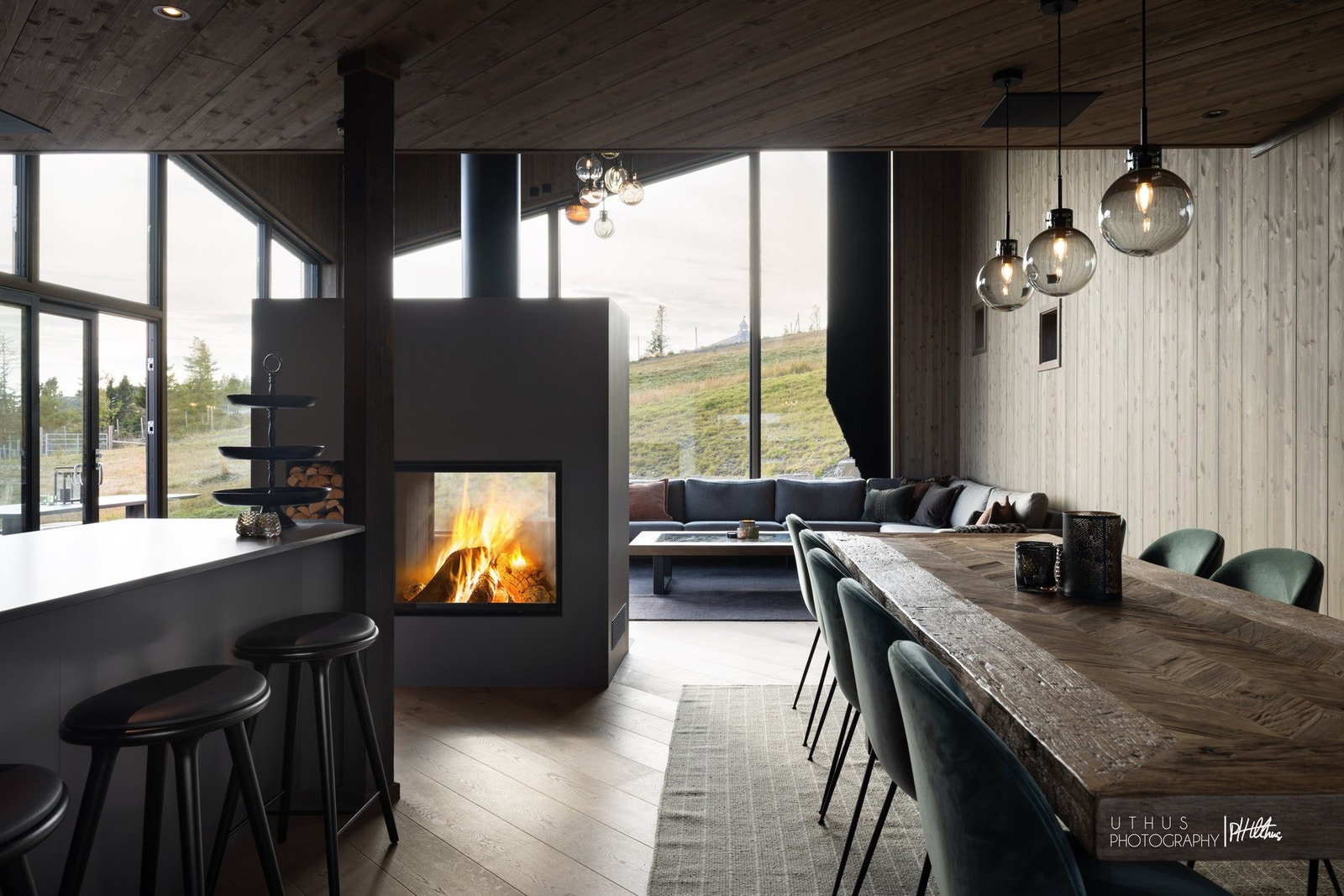 Åpen og sosial løsning, men likevel innredet i soner som faller naturlig. Galleribilde