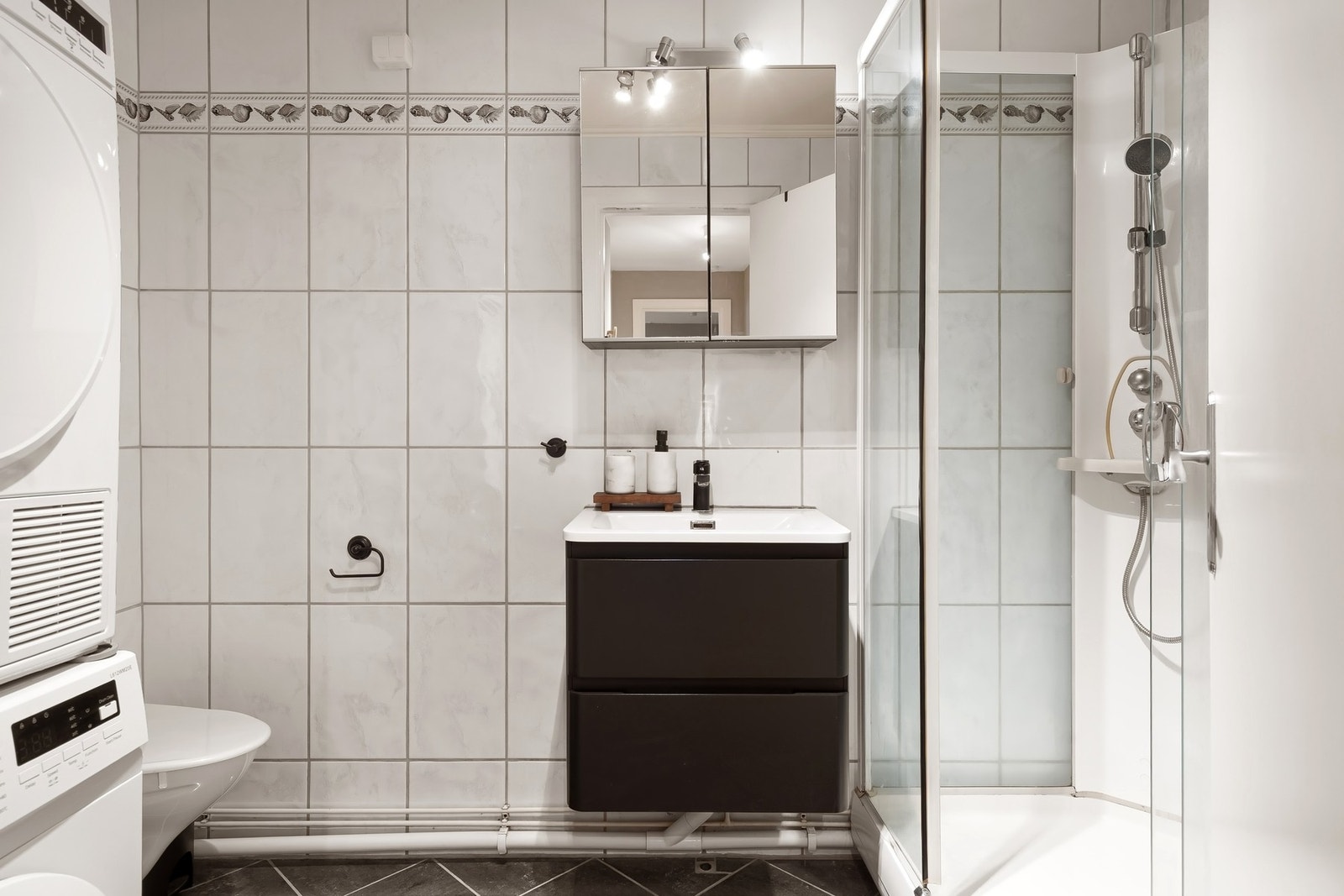 Dusjkabinett, toalett og servant med skuffeinnredning. Det er også oppbevaring i speilskapet. Galleribilde