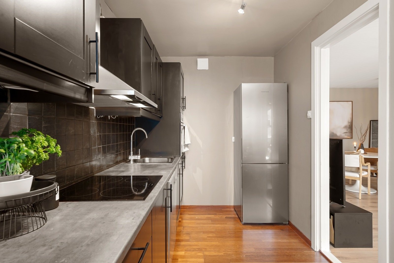 Et praktisk og funksjonelt kjøkken i en sort og tidsriktig utførelse. Galleribilde