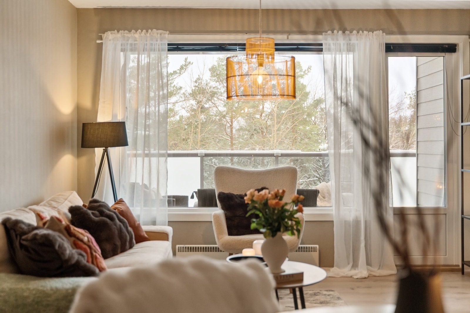 Godt med naturlig lys til stuen. Galleribilde