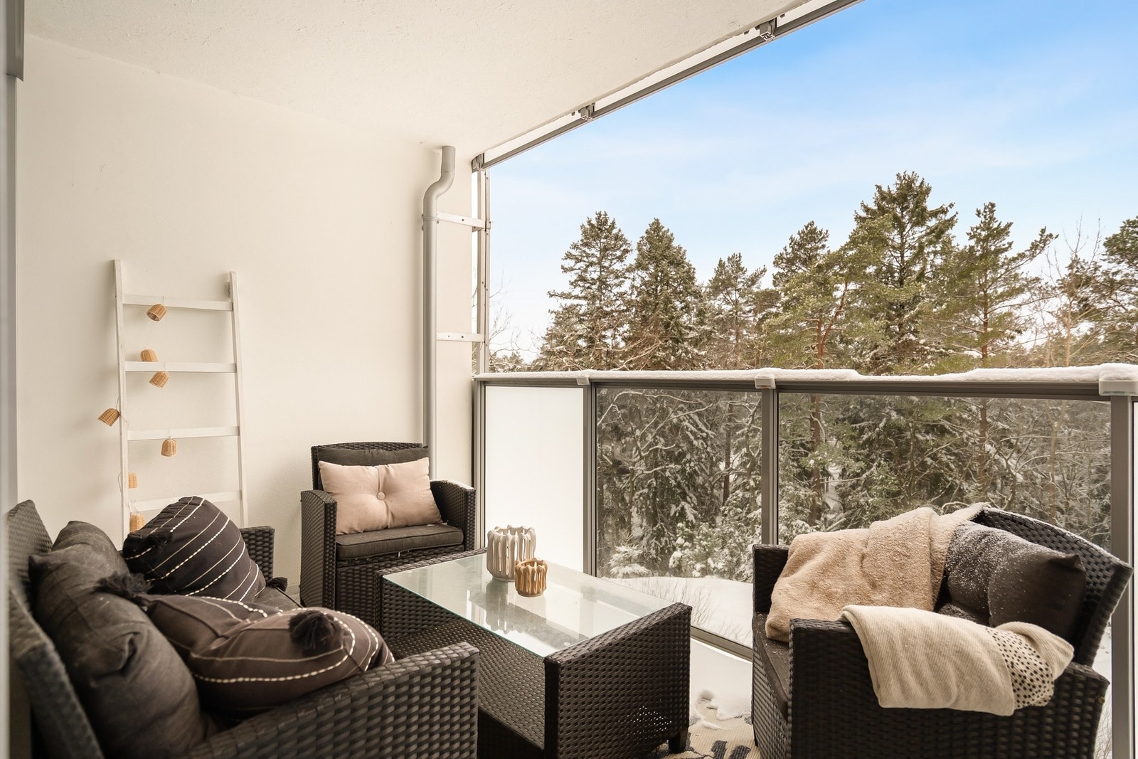 Lun og overbygd balkong med skogen som nærmeste nabo. Galleribilde