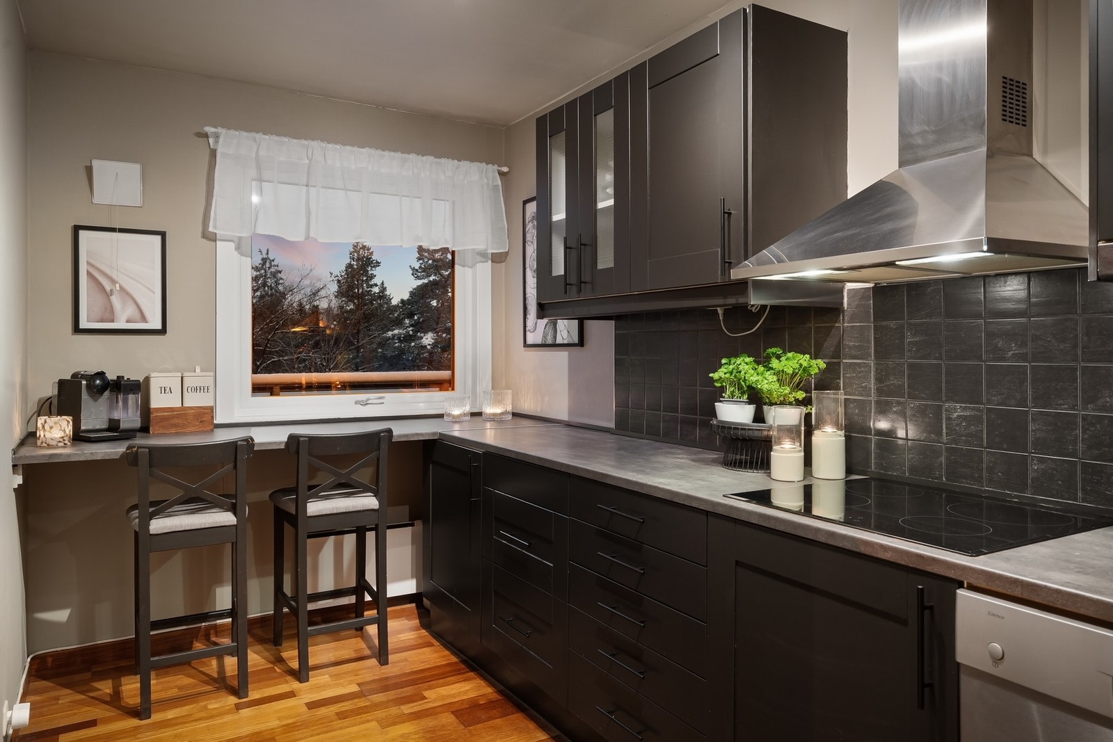 Ved kjøkkenvinduet er det laget en praktisk barløsning. Galleribilde