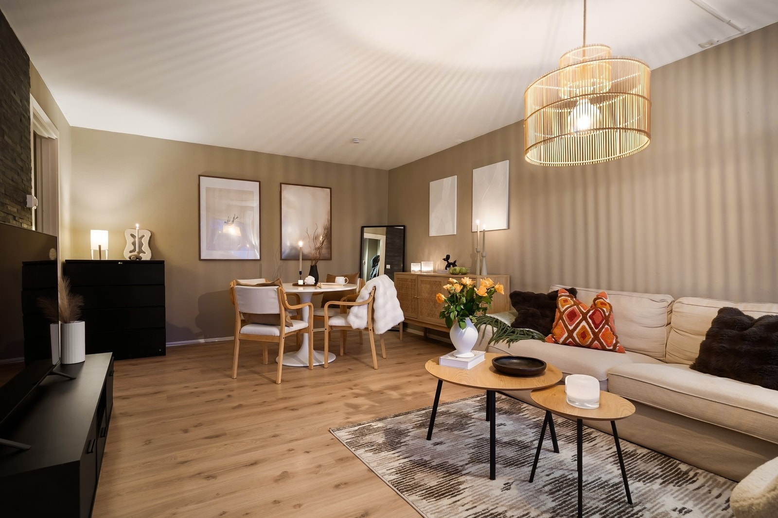 Stuen har plass til både sofa og spisestue. Galleribilde