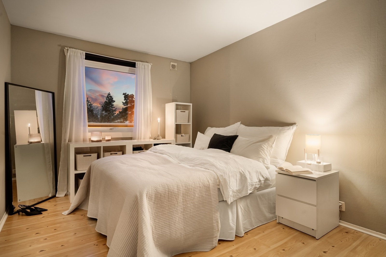 Soverommet har en god størrelse. Det er integrert garderobeskap. Galleribilde