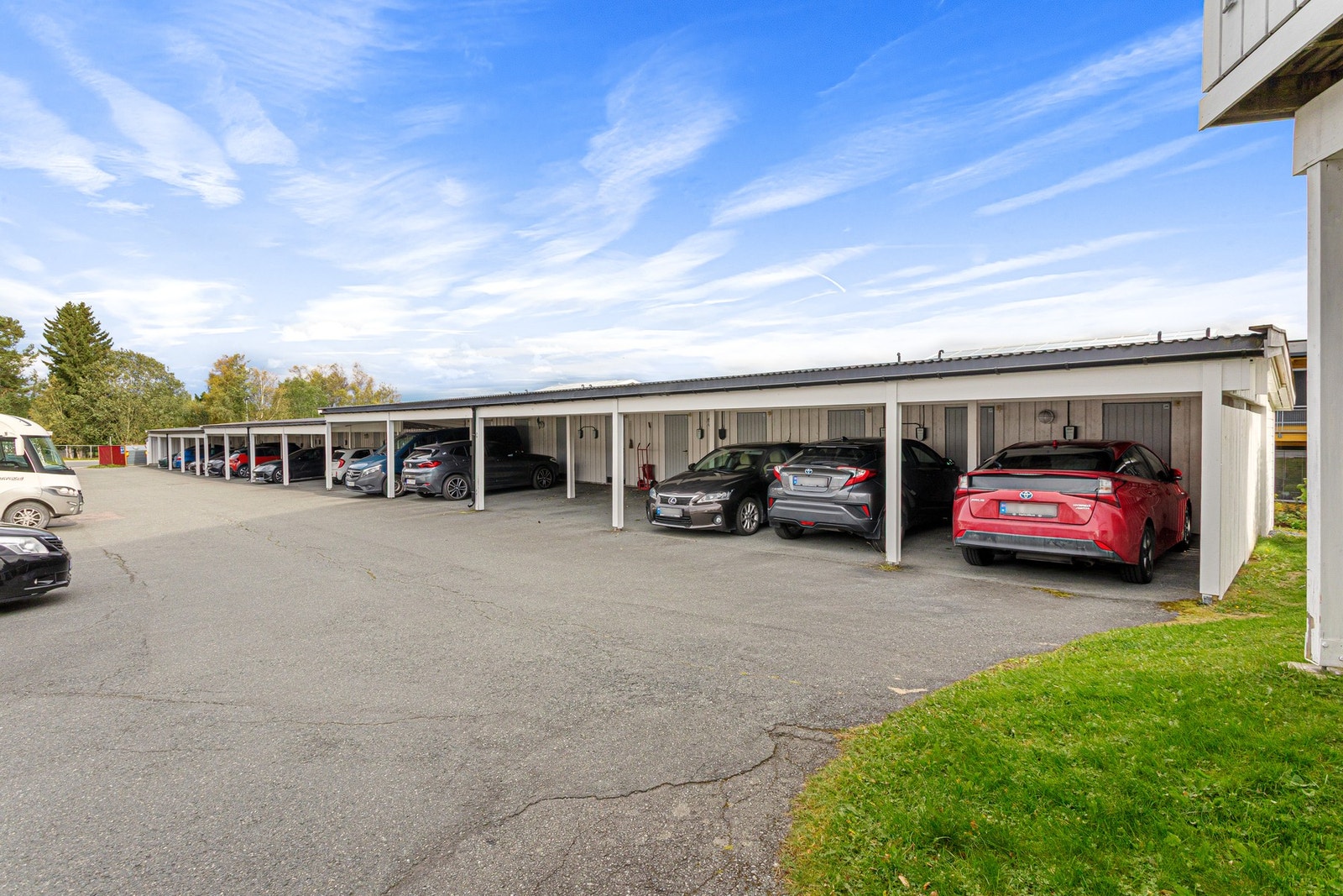 Parkering i carport med mulighet for elbillader. Galleribilde