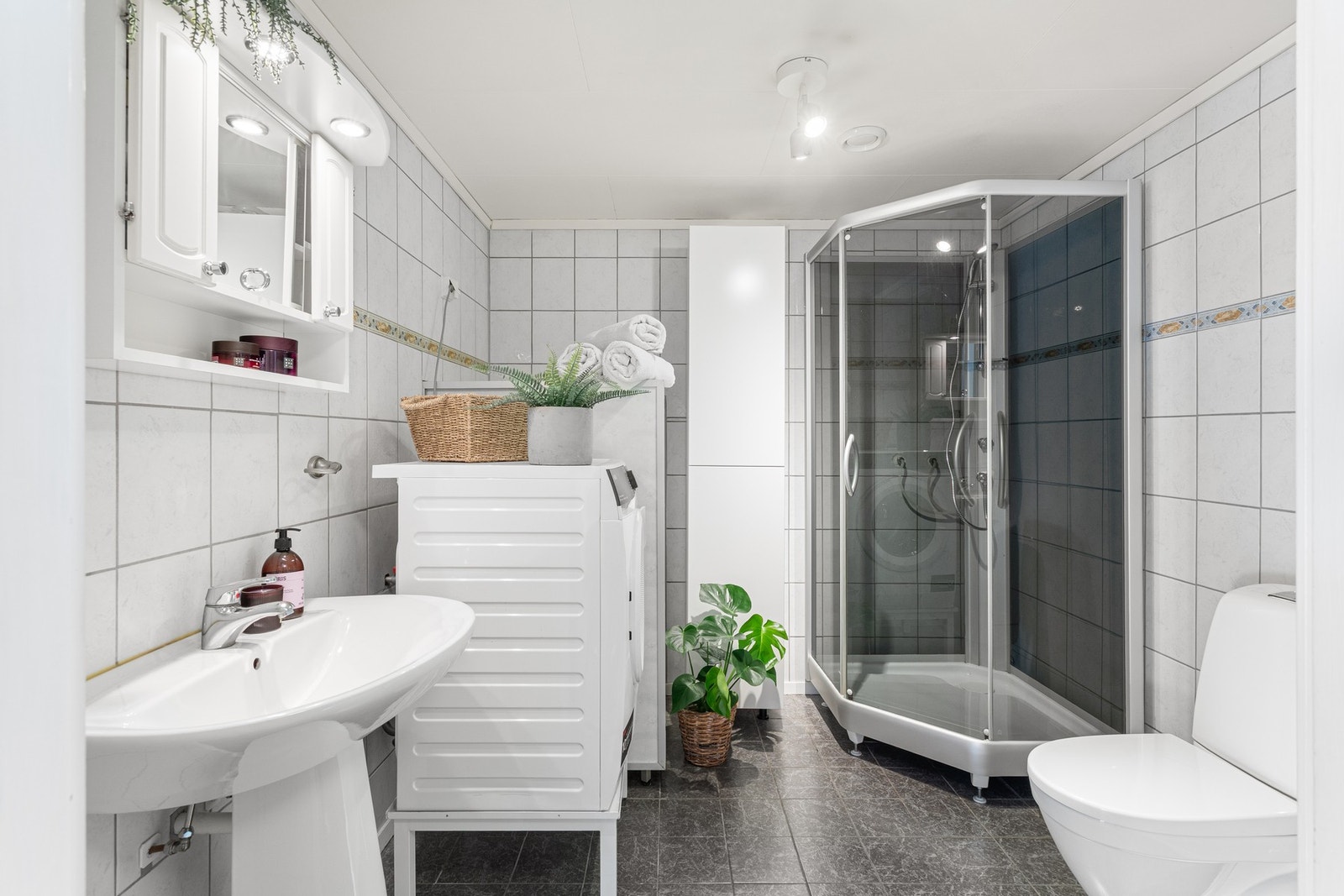 Pent flislagt bad med behagelig gulvvarme. Galleribilde