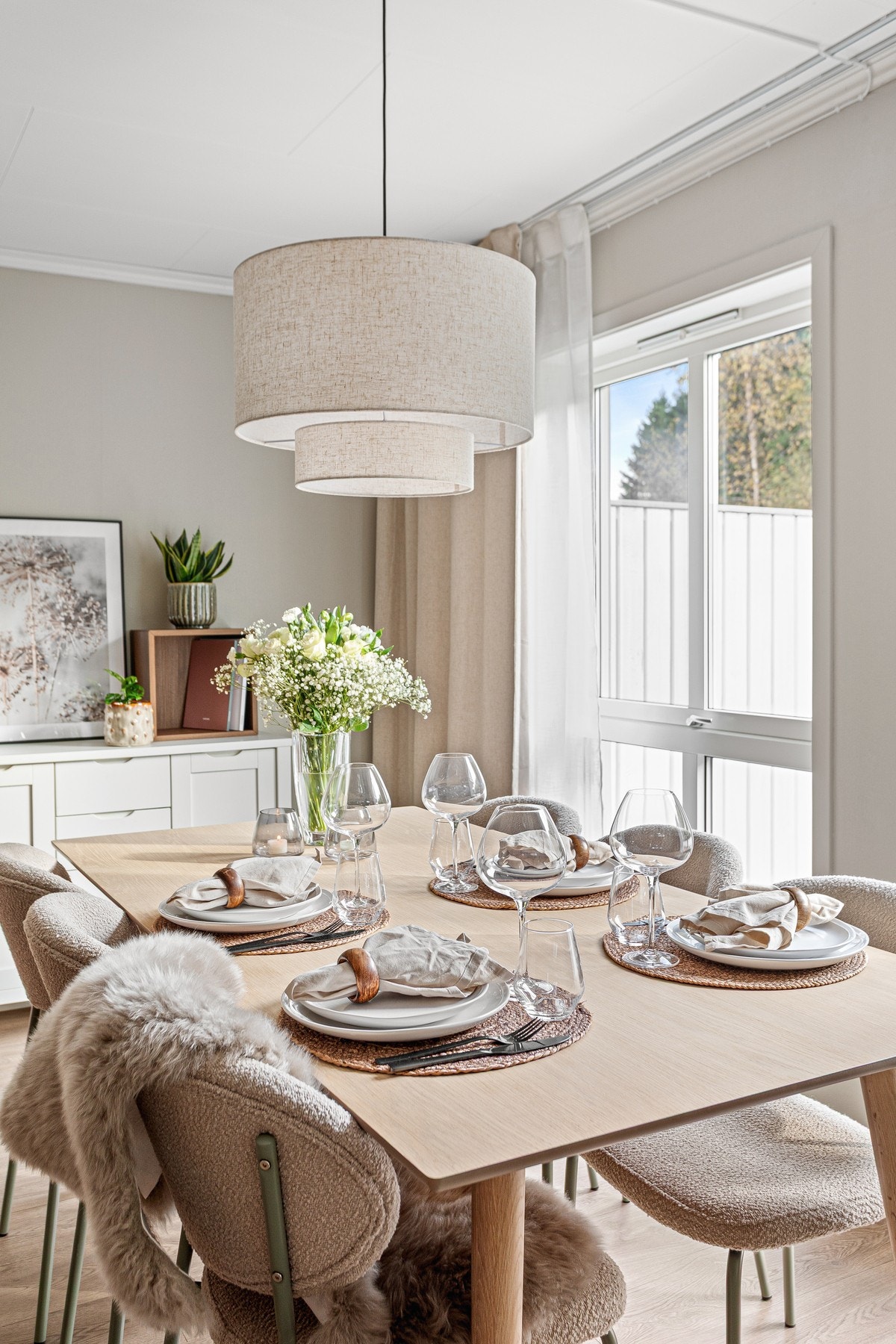 Kombinert stue og spisestue på 23,5 m². Galleribilde