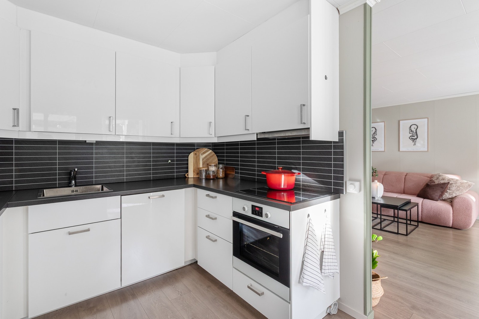 Kjøkkenet har integrerte hvitevarer som kjøl/fryseskap, oppvaskmaskin, stekeovn og platetopp. Galleribilde