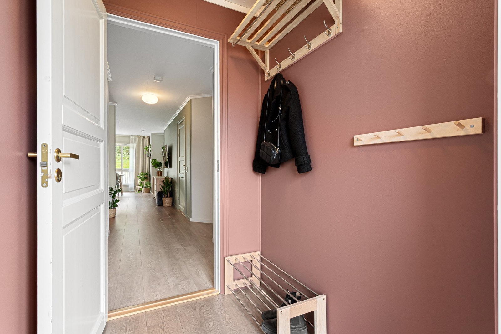 Innbydende entrè med plass til ulike oppbevaringsløsninger samt oppheng av yttertøy. Galleribilde