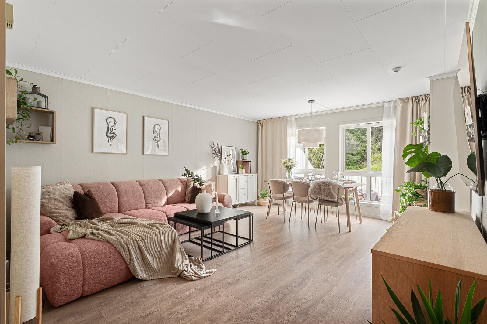 Moderne uttrykk preger hele boligen, med gjennomgående stilrene detaljer samt fargevalg. Galleribilde