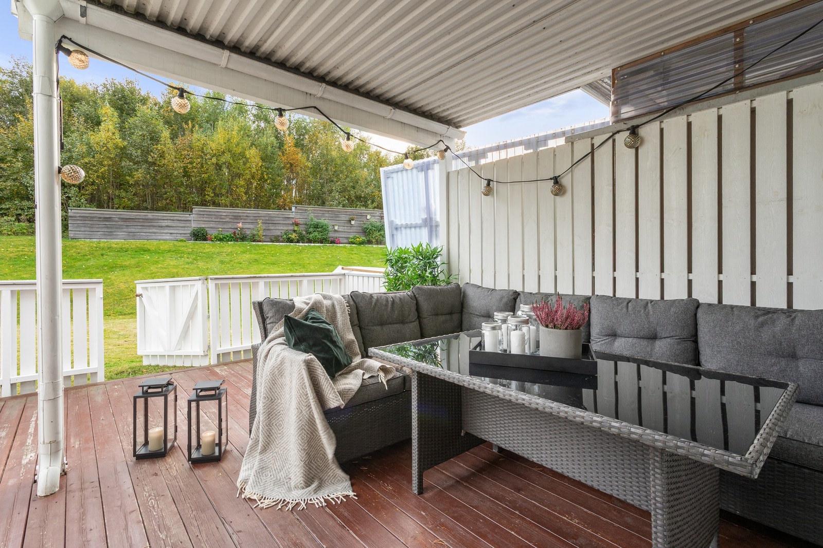 Effektiv utgang fra terrassen til en grønn og frodig fellesplen. Galleribilde