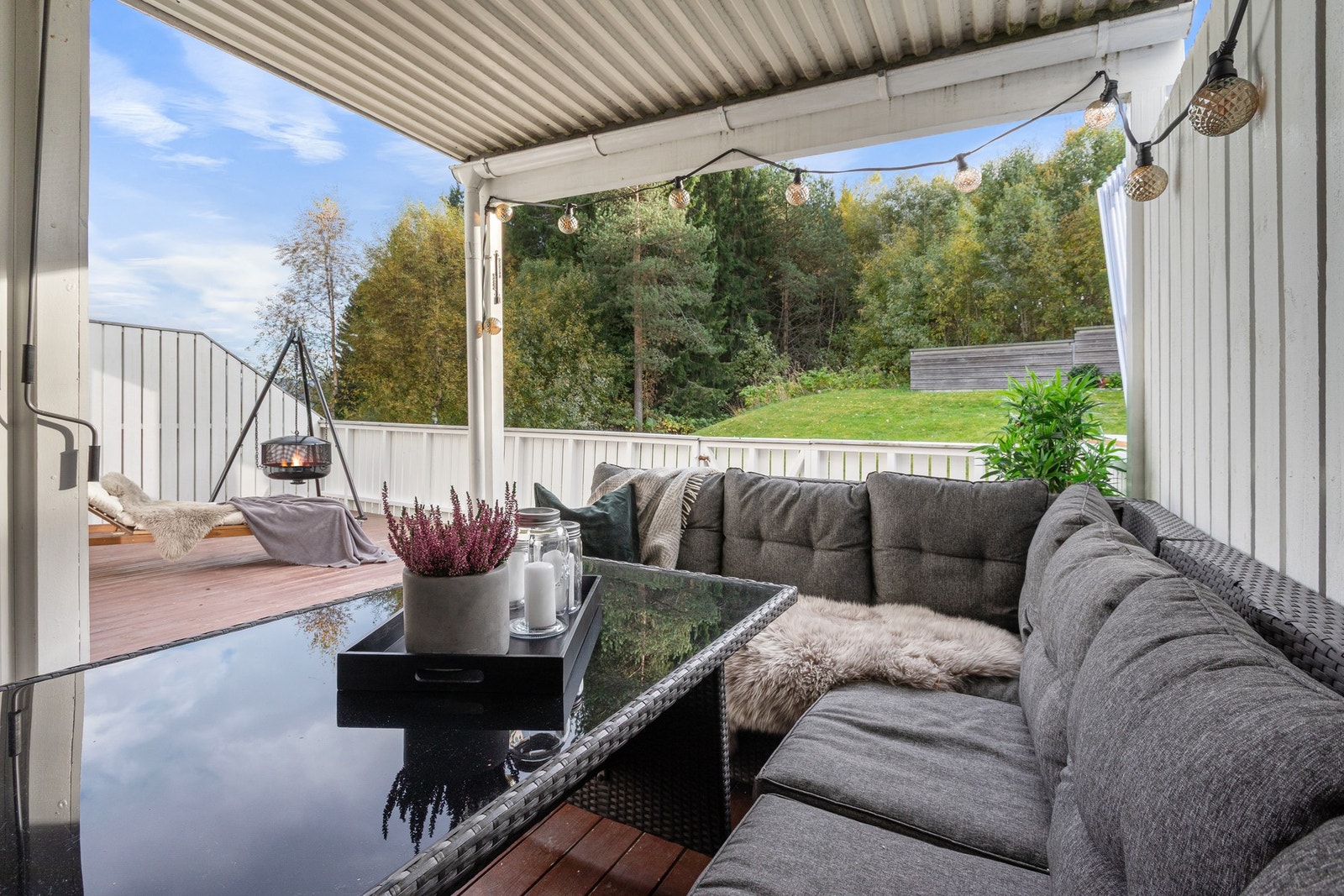 Deler av terrassen kan fint benyttes hele året takket være overtak. Galleribilde