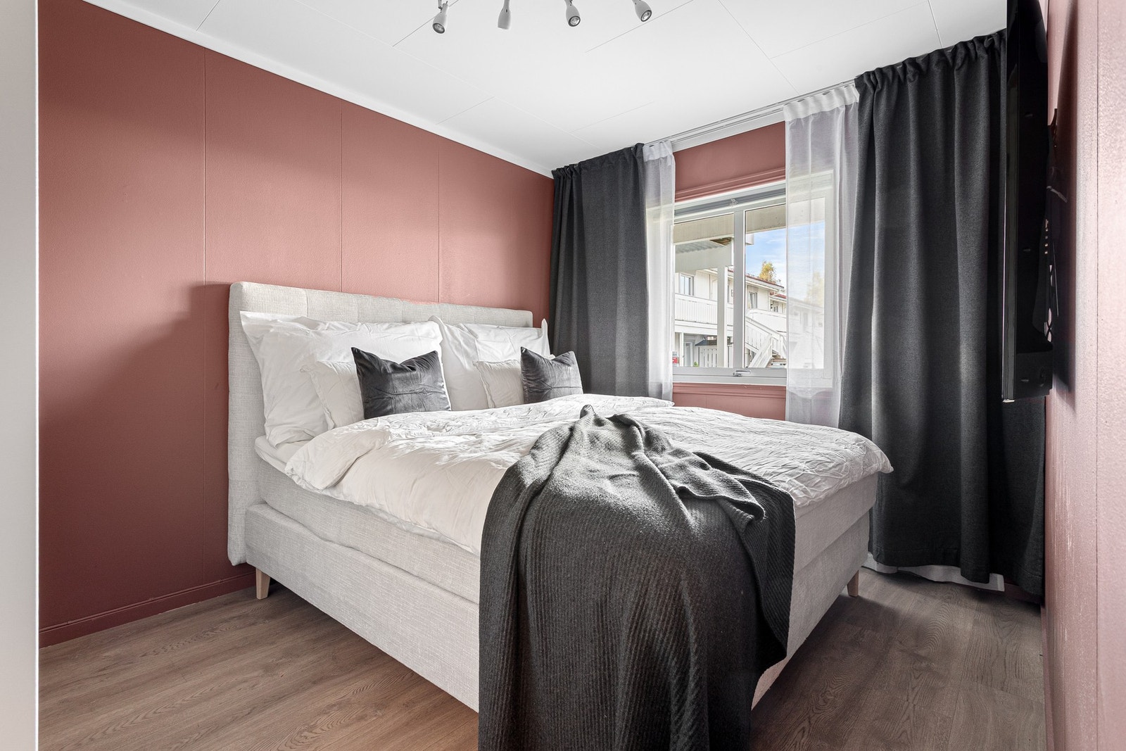 Romslig hovedsoverom på 9,5 m², med god plass til dobbeltseng samt ønsket garderobeløsninger. Galleribilde