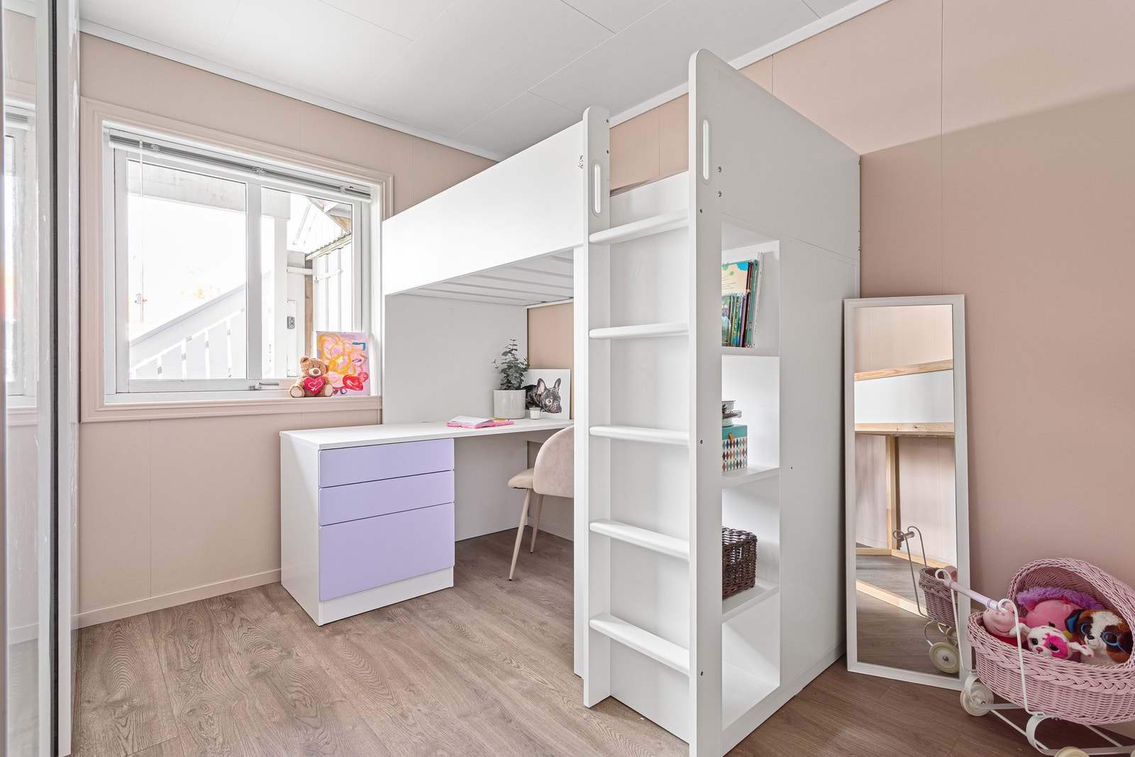 Soverom to på 11 m², god plass til både dobbeltseng, skrivebord og ulike garderobeløsninger. Galleribilde