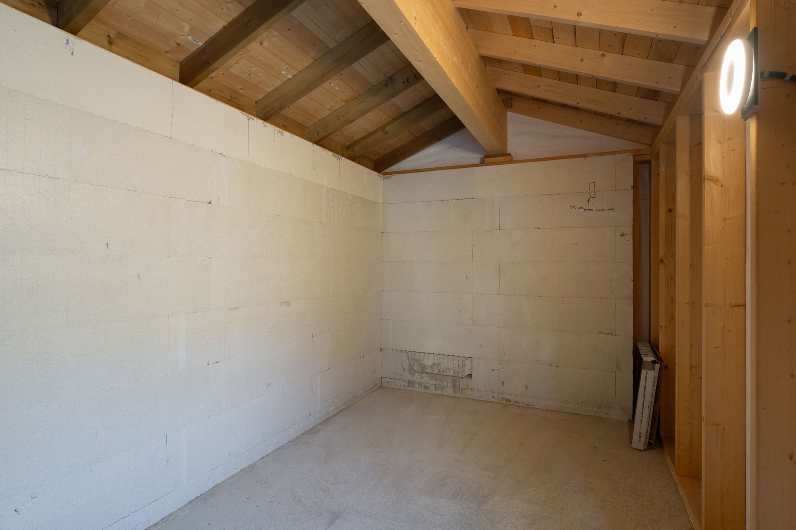 Uteboden. Mulighet for å isolere og kle innvending om ønskelig. Galleribilde