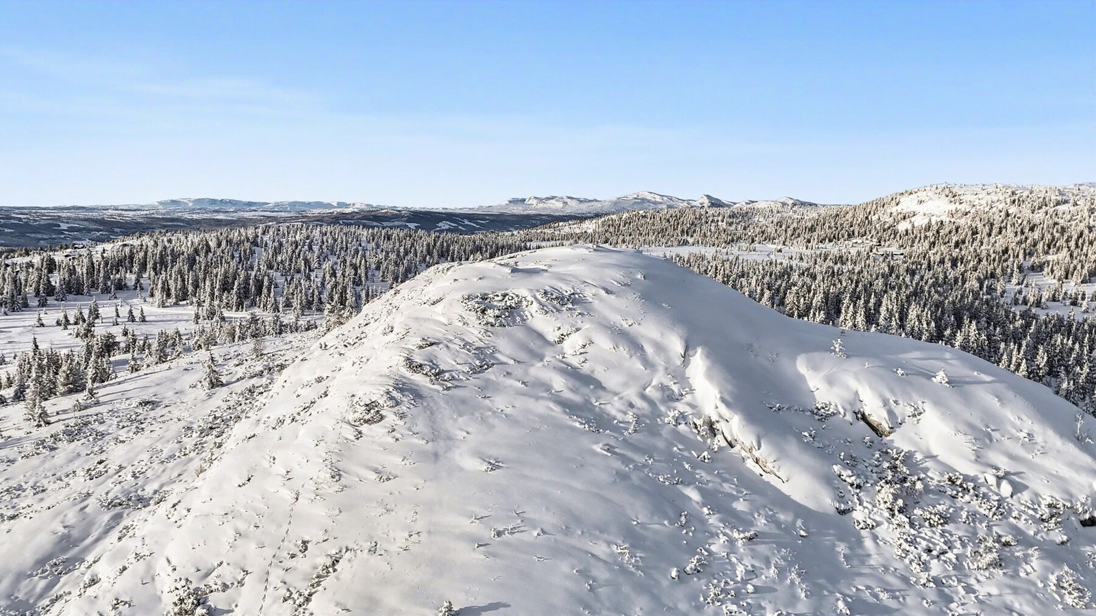 Syningen - en liten topp som ligger rett på baksiden av hytta. Herifra har man nydelig utsikt. Galleribilde