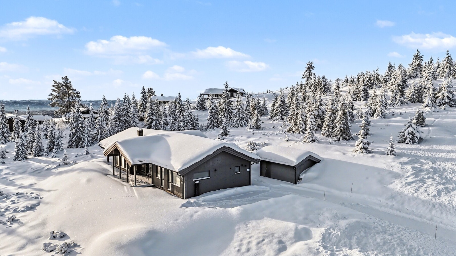 På eiendommen er det satt opp frittstående utebod med god lagrinsplass. Galleribilde