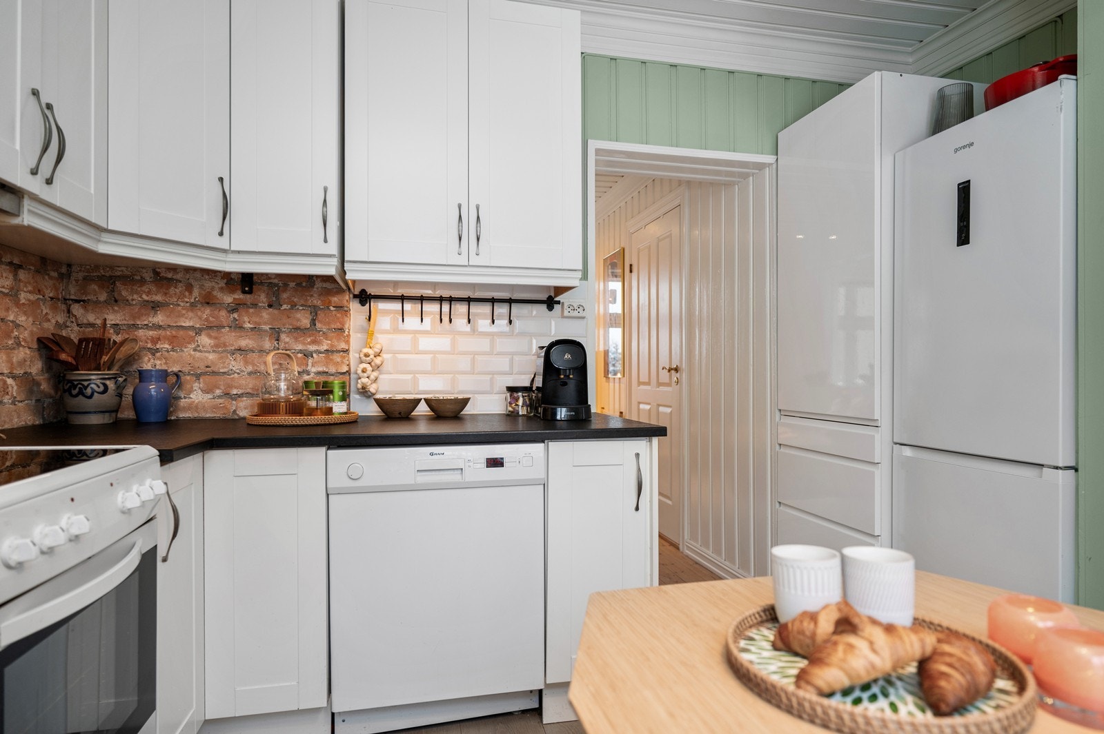 Kjøkkeninnredningen har profilerte fronter og er utstyrt med oppvaskmaskin og komfyr. Galleribilde