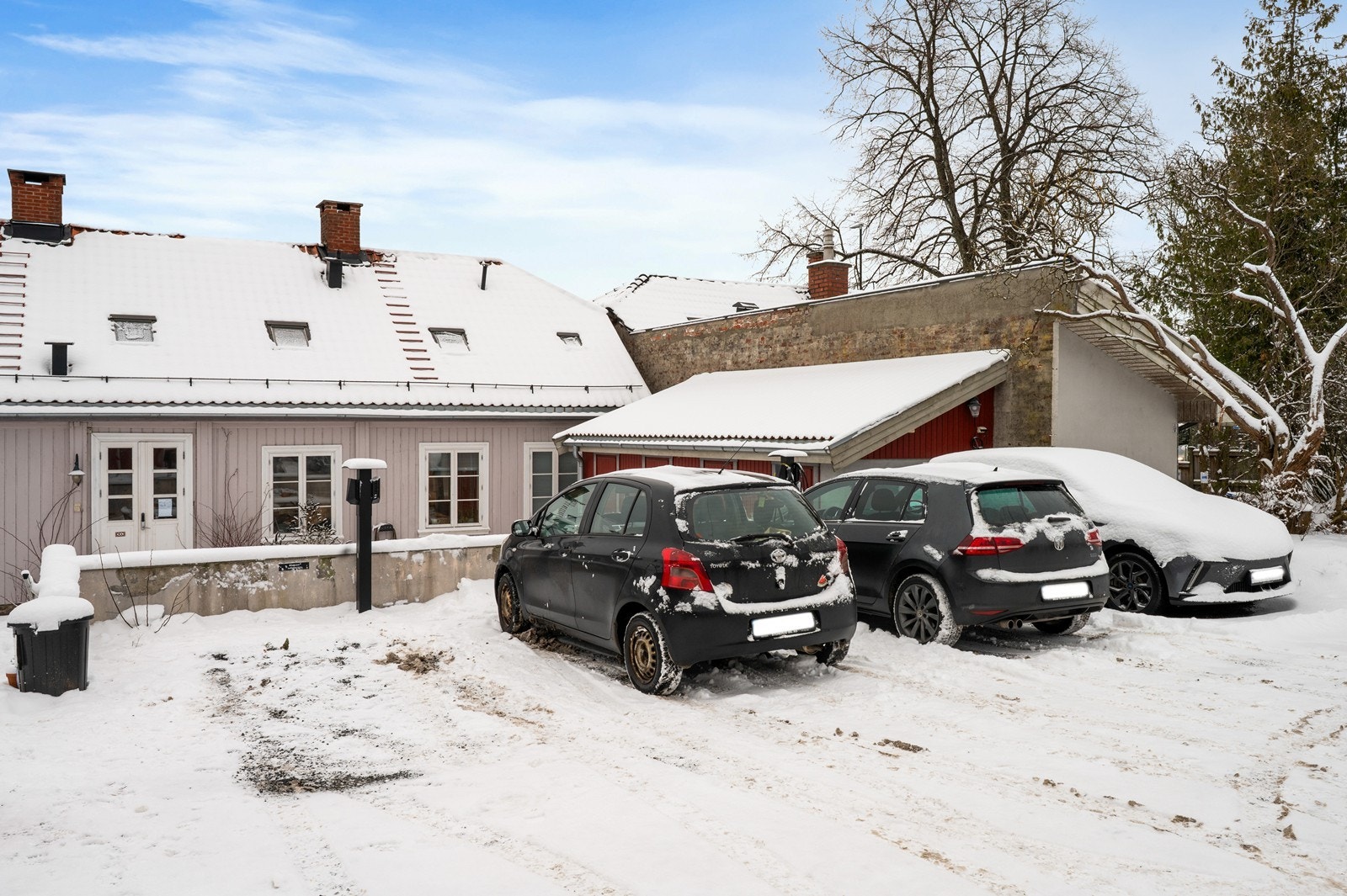 Sameiet disponerer parkeringsplasser på felles gårdsplass. Det er også tilrettelagt for elbillading. Galleribilde