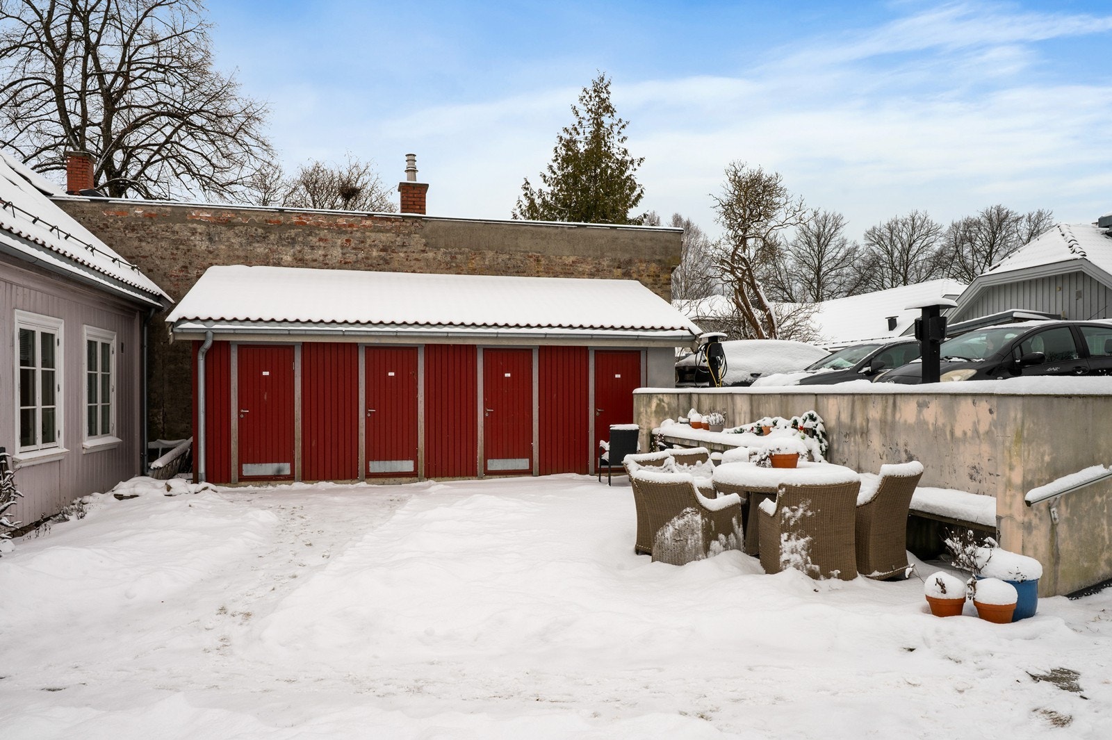 Til leiligheten medfølger en utvendig bod. Her er også en felles uteplass. Galleribilde