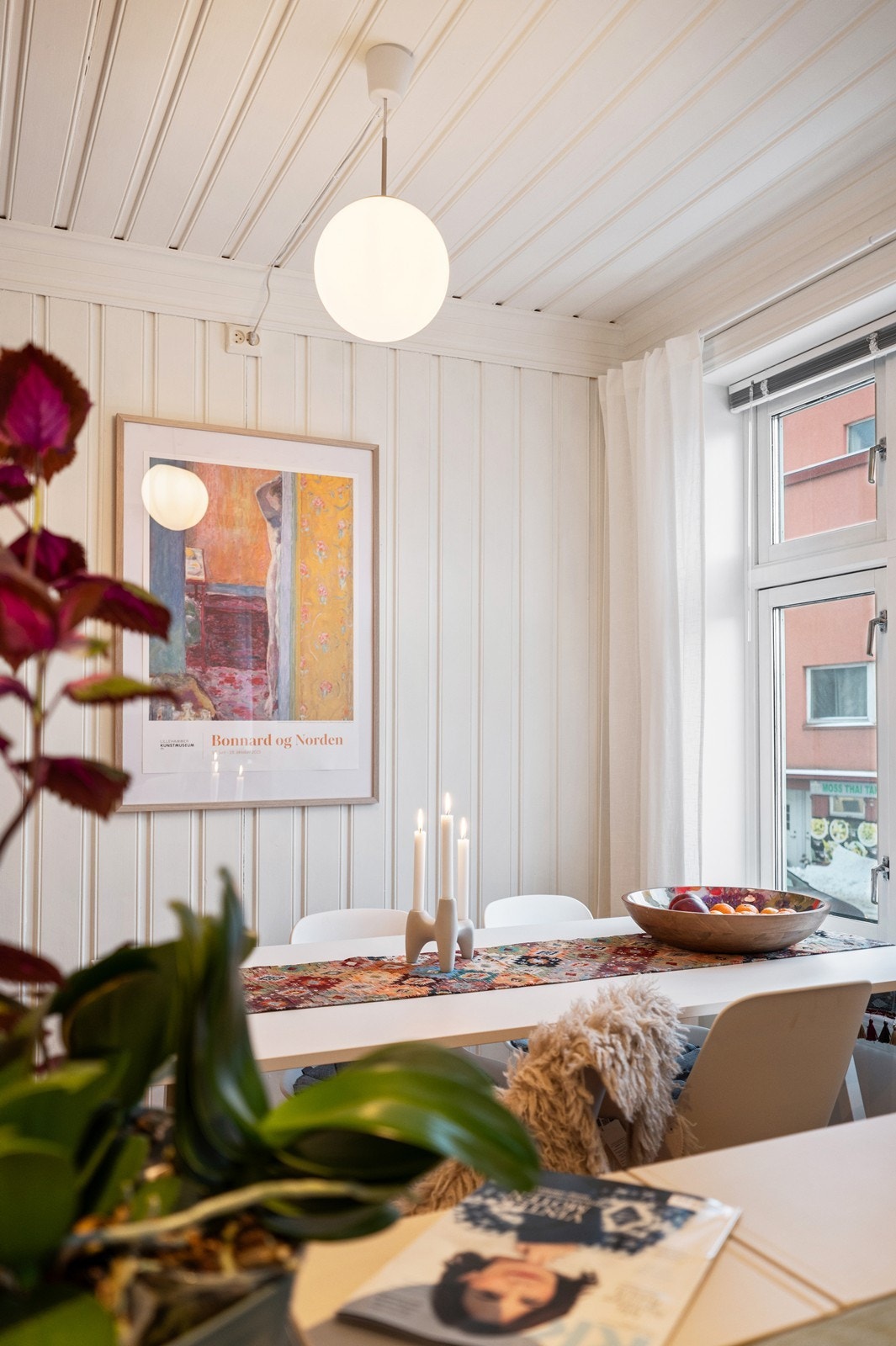 Gjennomgående trepanel i tak og på vegger gir en lun og enhetlig atmosfære. Galleribilde