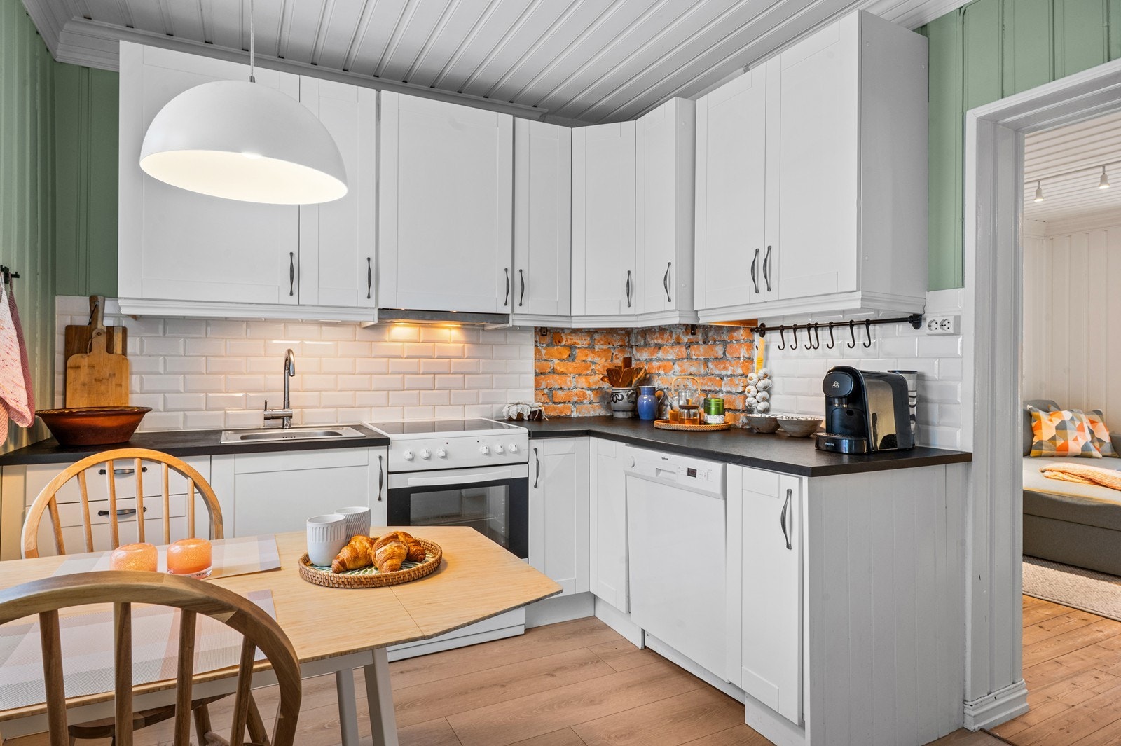 Praktisk kjøkken med god skap- og benkeplass, samt rom for en hyggelig spiseplass. Galleribilde