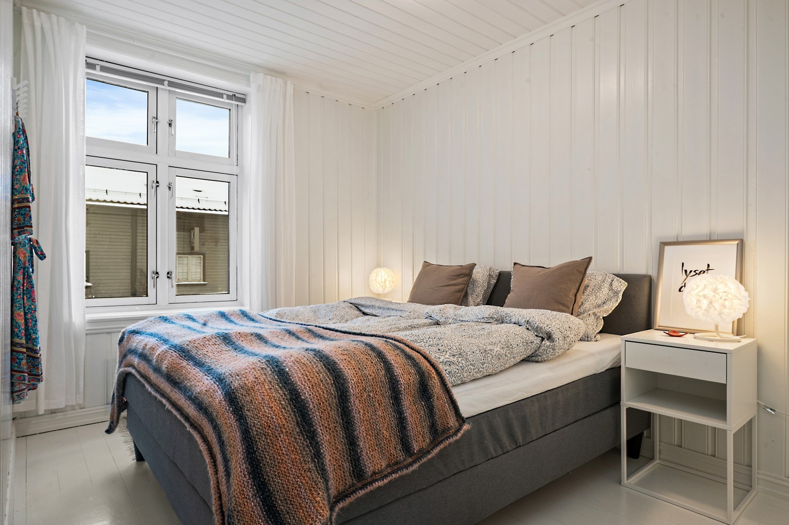 Soverommet har god plass til dobbeltseng og nattbord. Galleribilde