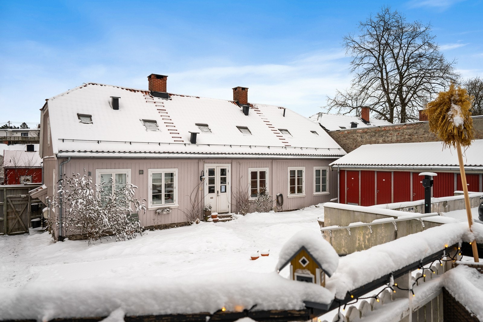 Inngang til leiligheten fra et hyggelig og skjermet gårdsrom. Galleribilde