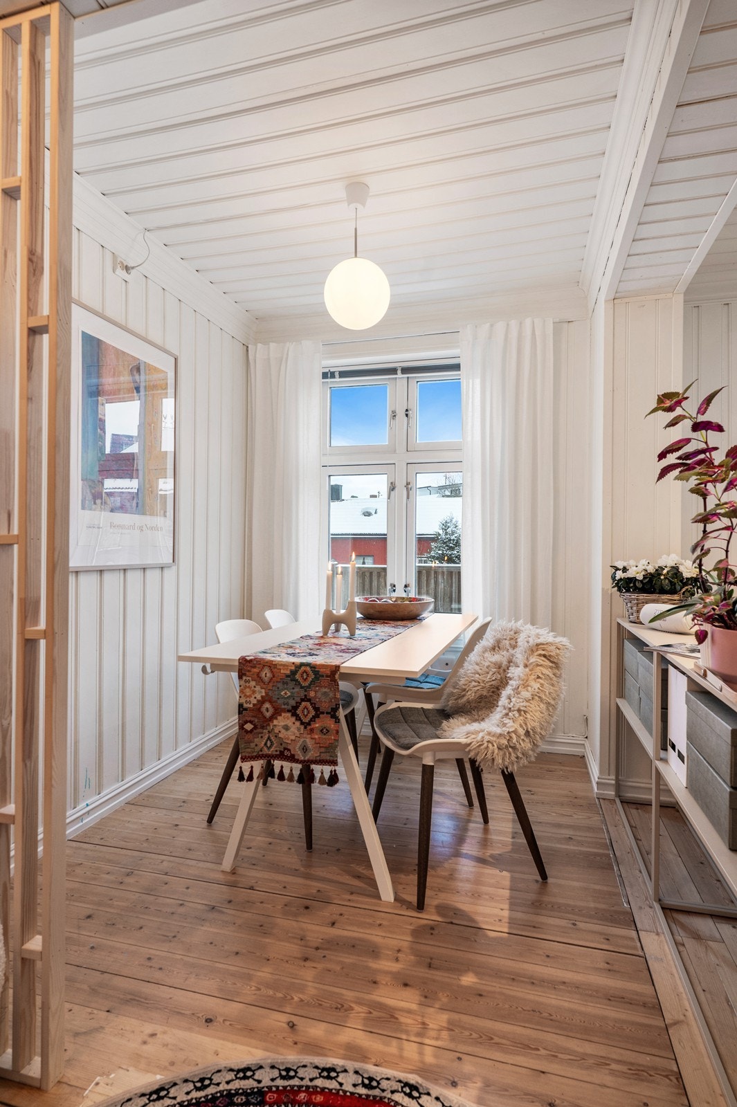 Spisestuen er en naturlig forlengelse av stuen, med god plass til et langbord. Galleribilde