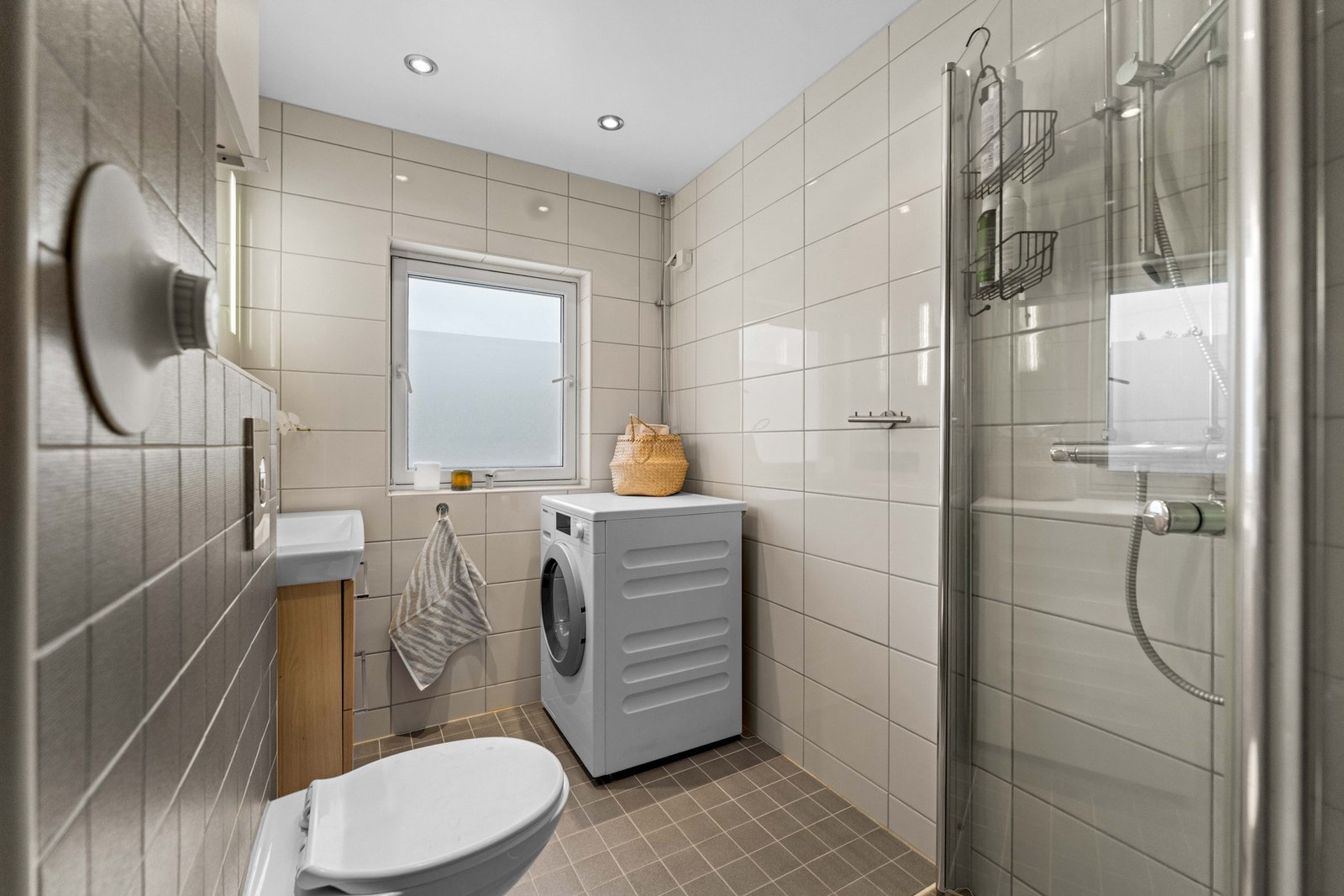 Helfliset baderom med gulvvarme. Badet ble pusset opp i regi av borettslaget Galleribilde