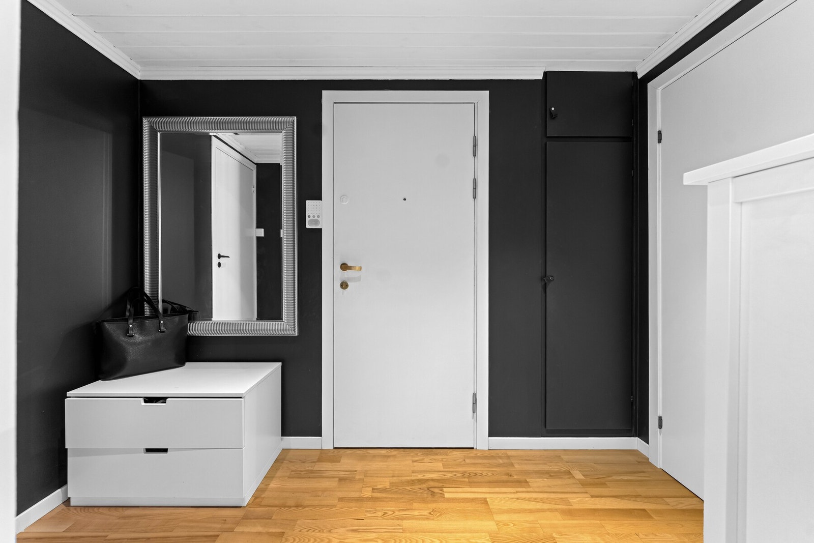 Entré med plassbygget/integrert skap for oppbevaring Galleribilde