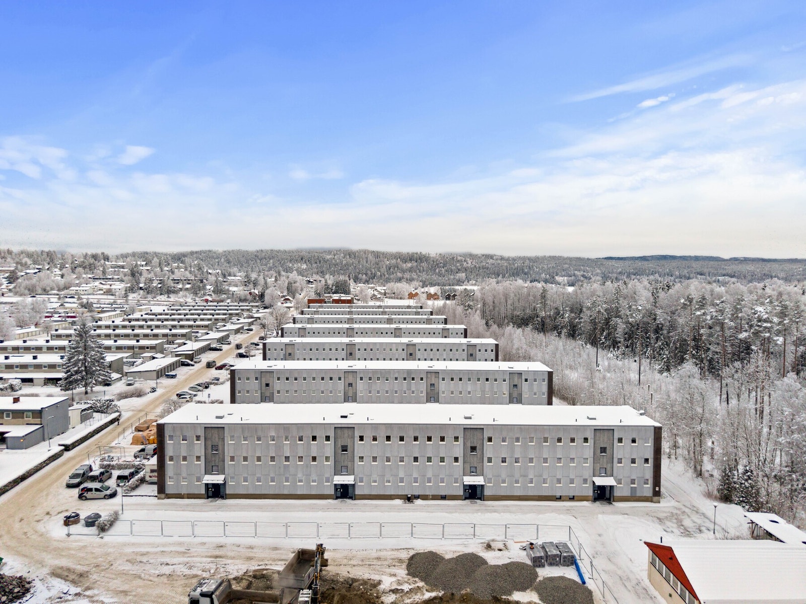 Fellesområdene i borettslaget er pent opparbeidet med store, grønne plenområder, diverse beplantning, lekeplasser og asfalterte internveier Galleribilde