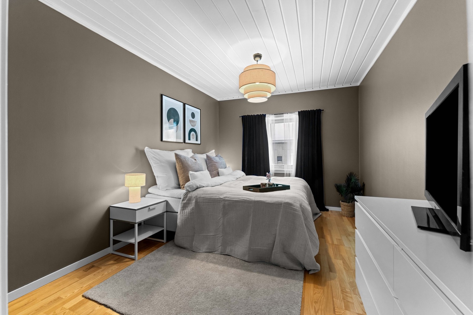 Soverom 1 - lyst og romslig med god plass til dobbeltseng, nattbord, kommode, garderobeløsninger, etc. Galleribilde