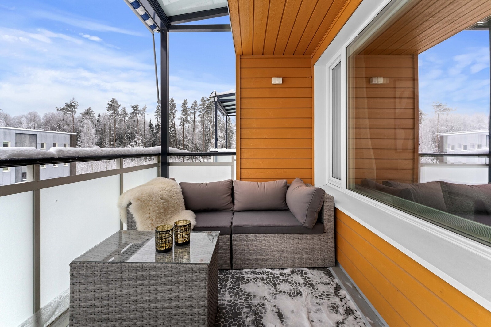 Vestvendt balkong utenfor stuen på ca. 6 kvm. Balkongen er overbygget og markise er montert Galleribilde