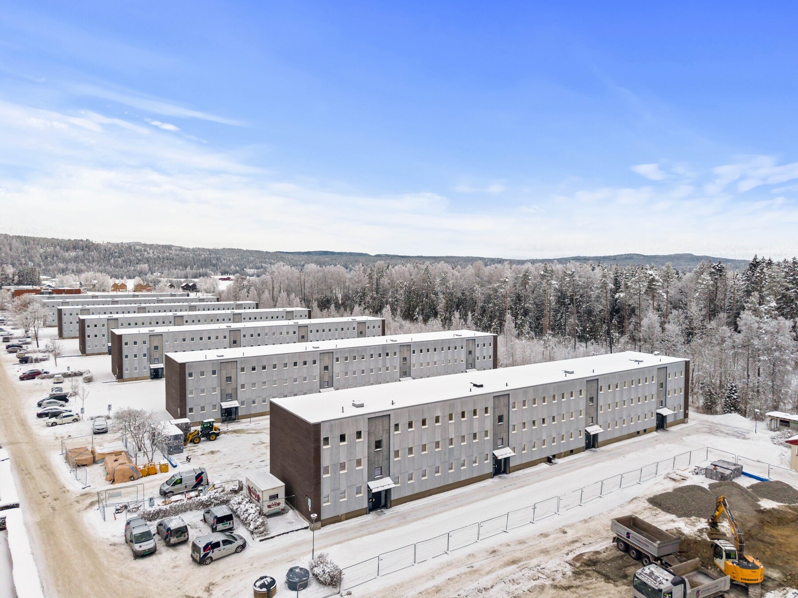 Boligen ligger på Åsenhagen ved Skedsmokorset i Lillestrøm kommune. Området er attraktivt, solrikt, rolig og barnevennlig med en tilbaketrukket beliggenhet. Skedsmokorset er praktisk plassert midt mellom Oslo sentrum og Oslo lufthavn, med direktebusser so Galleribilde