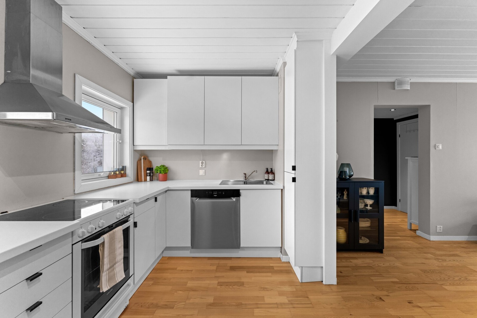 Lyst og trivelig kjøkken med åpen løsning mot stue Galleribilde