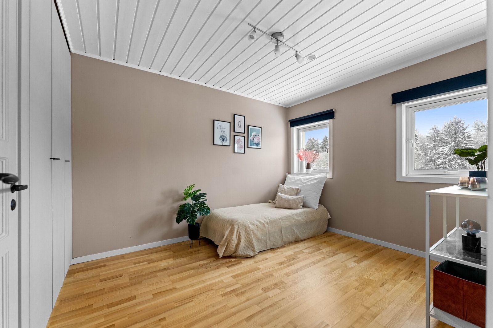 Soverom 2 har godt med garderobeskap for oppbevaring Galleribilde