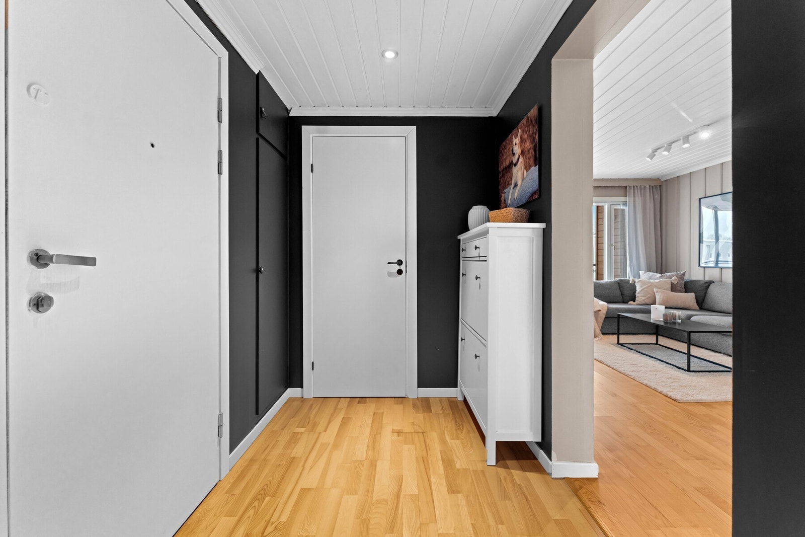 Entréen gir adkomst til bad, soverom 1 og stuen Galleribilde