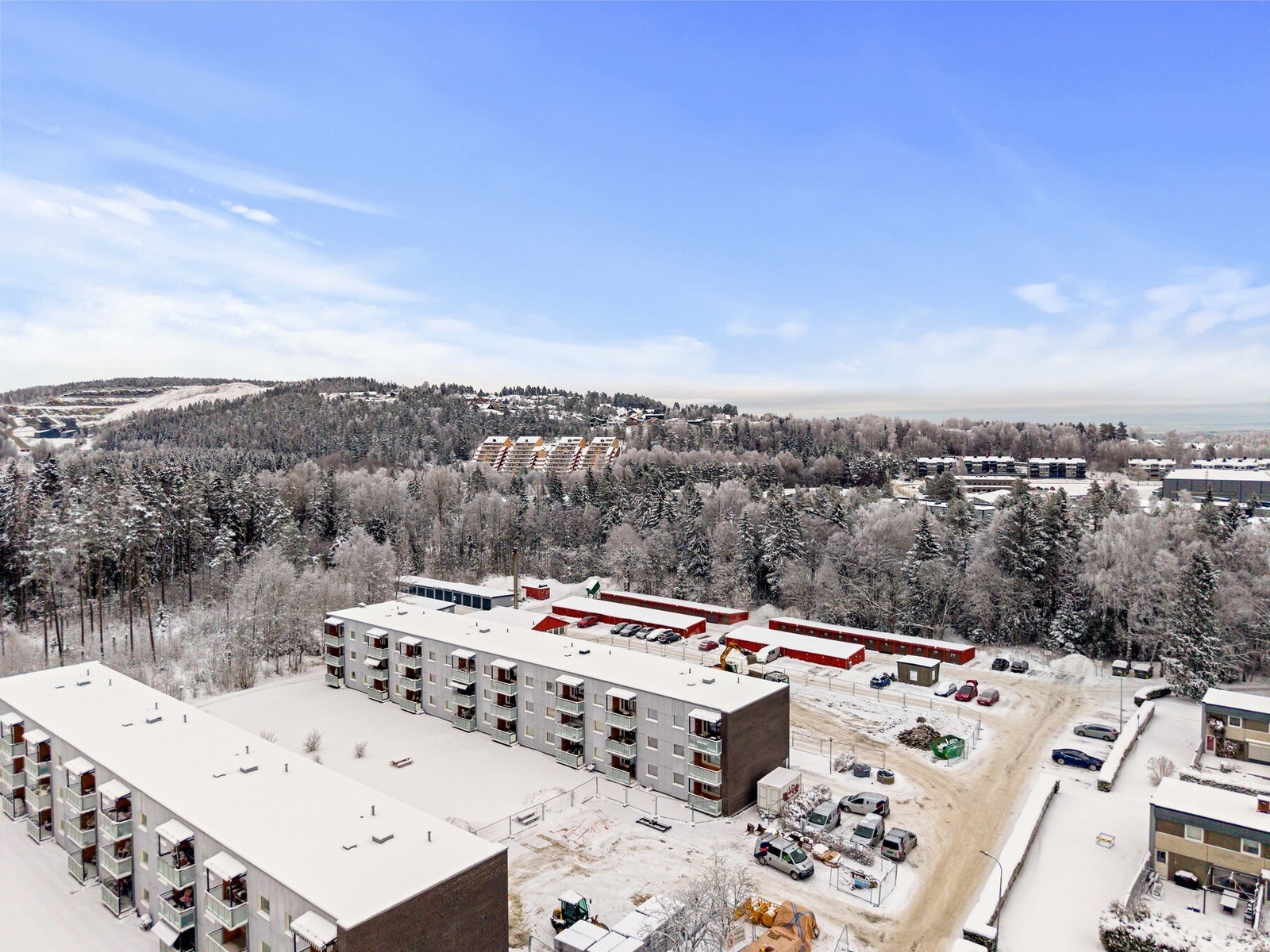 Fra boligen er det kort vei til skoler, barnehager, daglige servicetilbud og flotte tur- og friluftsområder Galleribilde