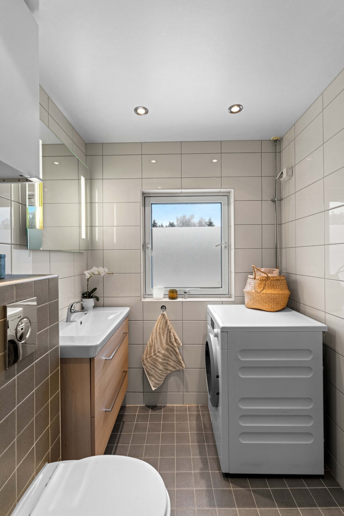 Lyst og pent bad med vannbåren gulvvarme Galleribilde