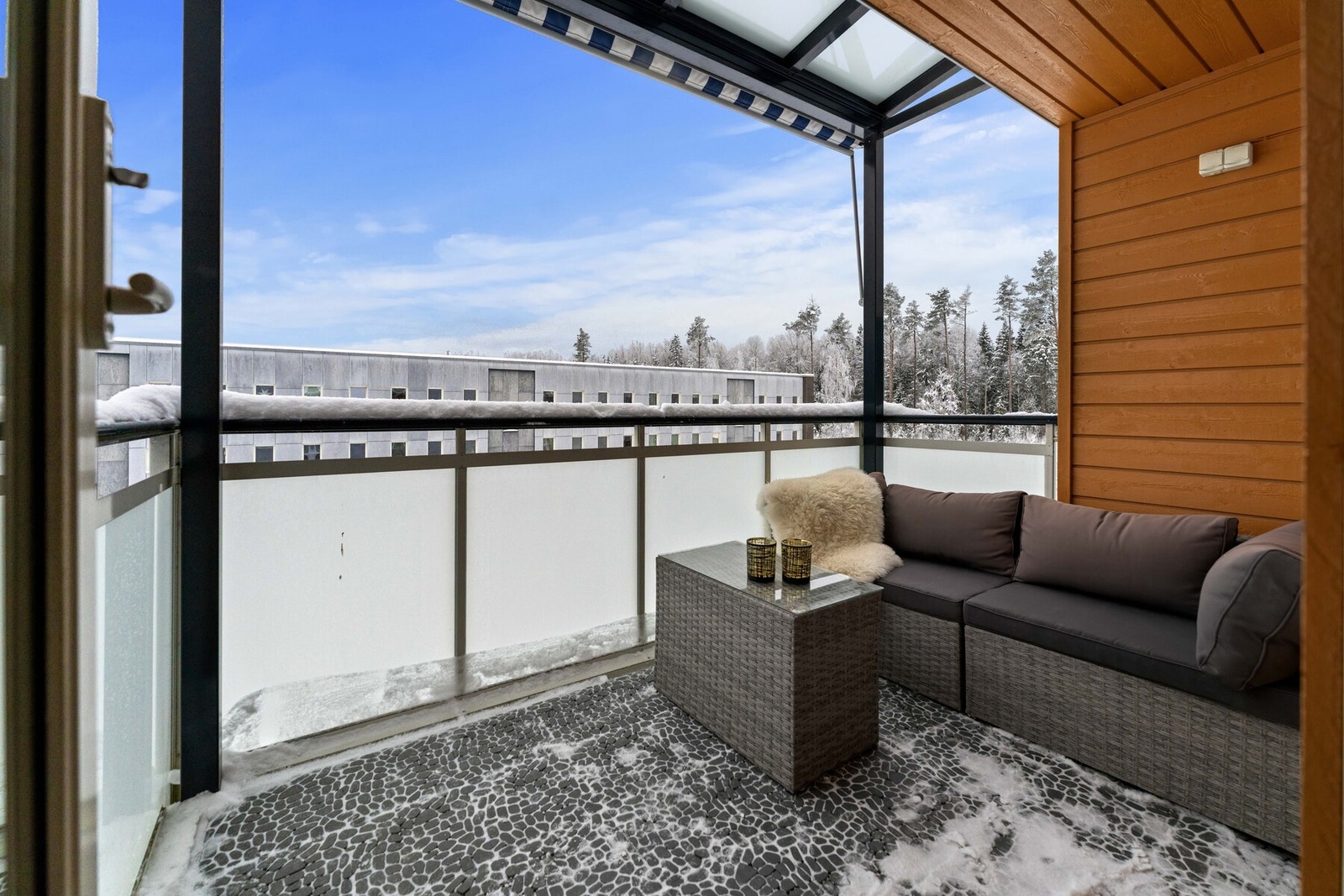 Utenfor stuen er det en vestvendt, solrik og overbygget balkong på ca. 6 kvm. Galleribilde