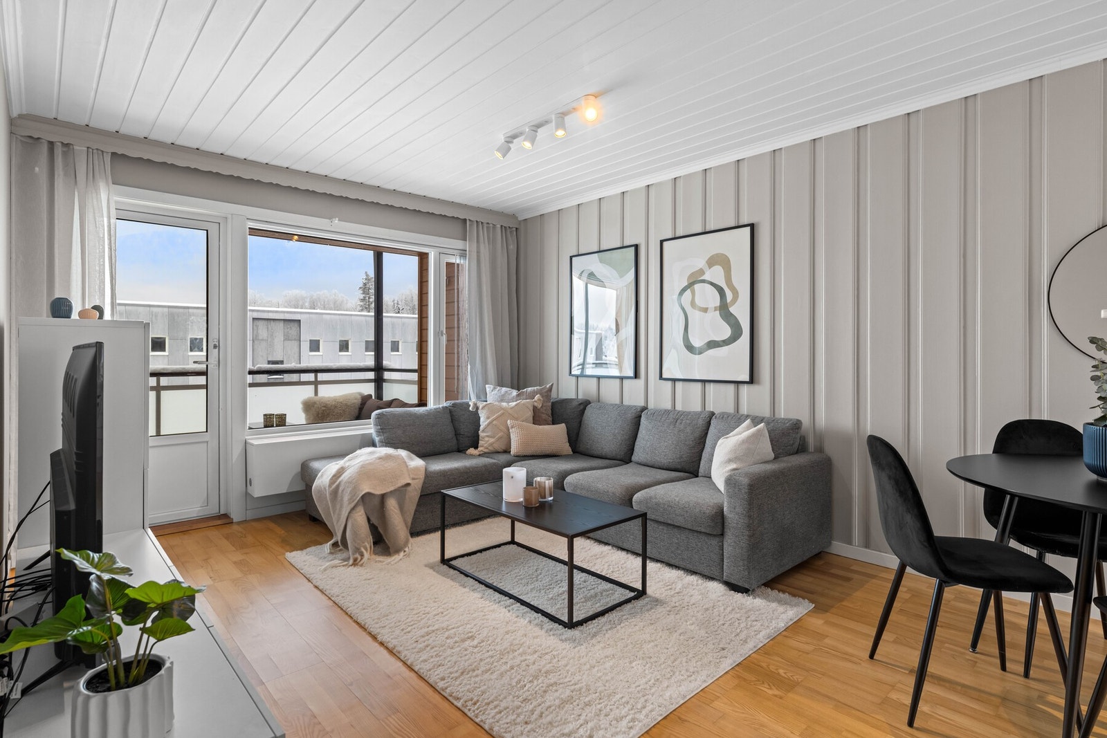 Store vindusflater i stuen gir mye naturlig lysinnslipp Galleribilde