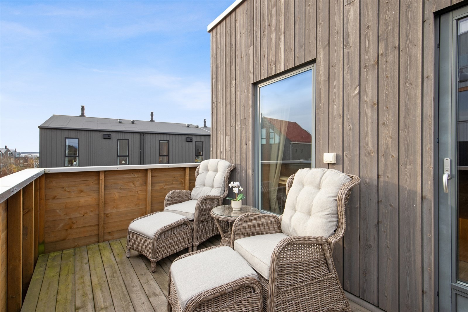 Stuen fortsetter ut på en privat og lun balkong med gode solforhold. Galleribilde