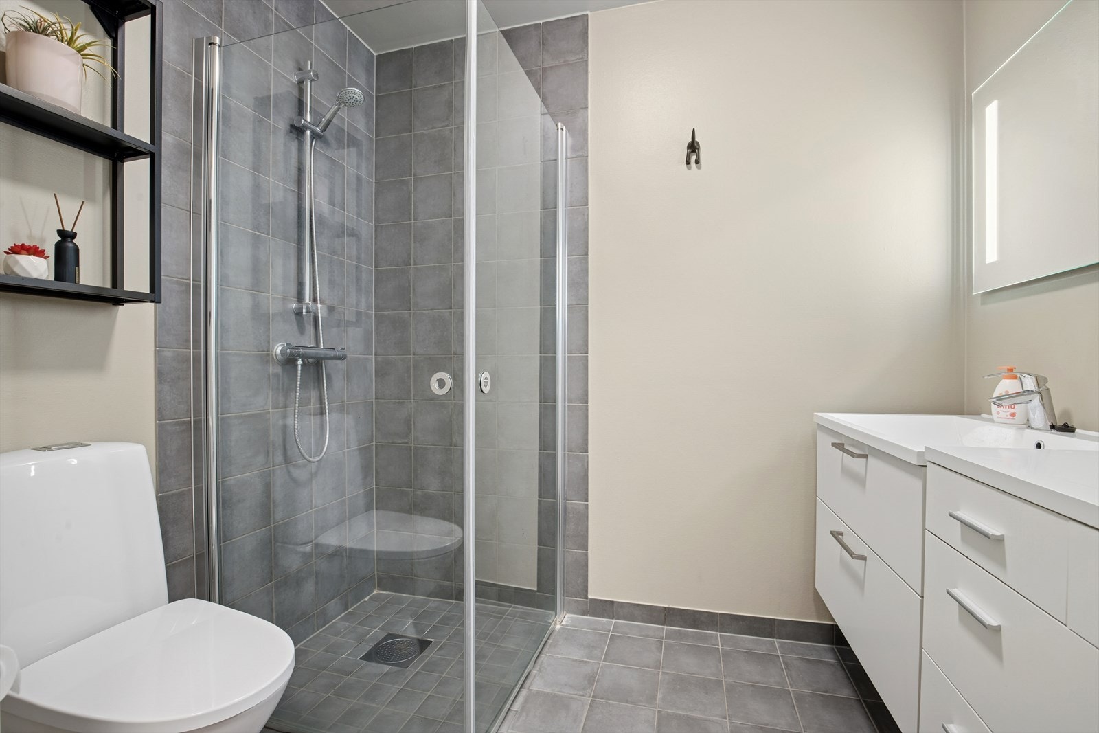 Flislagt bad med moderne innredning. Galleribilde