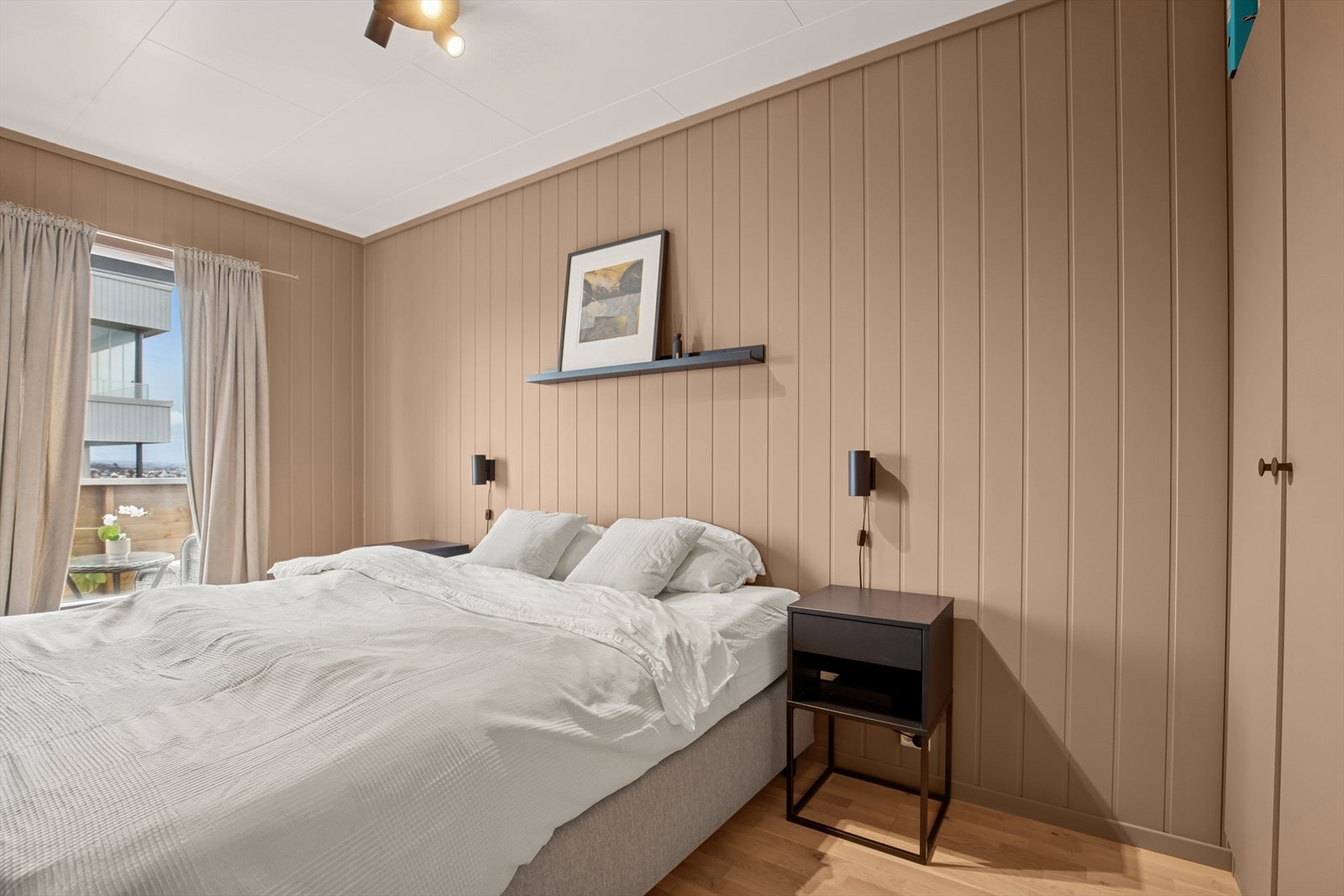 Stuen har direkte adkomst til et lyst og innbydende hovedsoverom. Galleribilde